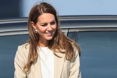 Kate Middleton reprend ses fonctions royales alors que la duchesse rencontre les troupes impliquées dans le sauvetage en Afghanistan