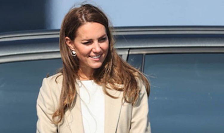 Kate Middleton reprend ses fonctions royales alors que la duchesse rencontre les troupes impliquées dans le sauvetage en Afghanistan