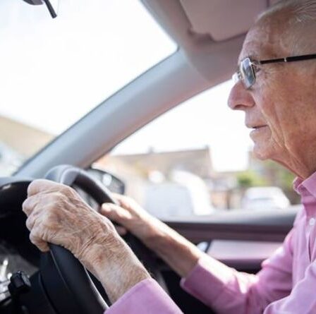La DVLA émet un avertissement de sécurité urgent avec les conducteurs âgés qui devraient être les plus touchés