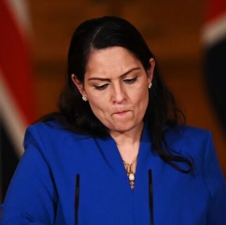 La France prévient que la coopération du "clown" Priti Patel pourrait prendre fin si elle force des bateaux à Calais