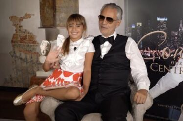 La fille d'Andrea Bocelli, Virginia Bocelli, interviewe son père chanteur d'opéra – REGARDER