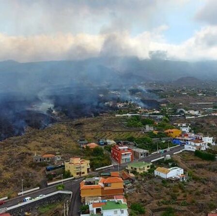 La lave de La Palma menace d'engloutir TOUTE LA VILLE - des habitants terrifiés fuient les rues en feu