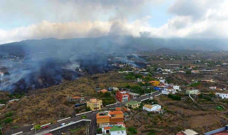 La lave de La Palma menace d'engloutir TOUTE LA VILLE - des habitants terrifiés fuient les rues en feu