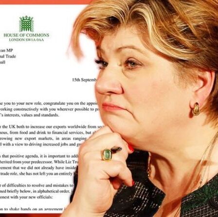 La lettre d'Emily Thornberry dénigrant les accords commerciaux sur le Brexit se retourne contre lui après une gaffe humiliante