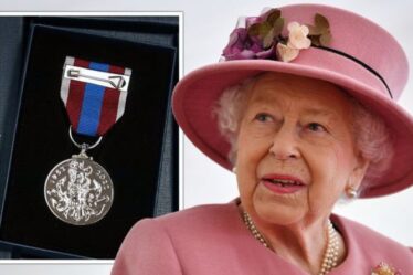 La nouvelle médaille du jubilé de platine de la reine dévoilée - qui obtiendra le prix prestigieux ?