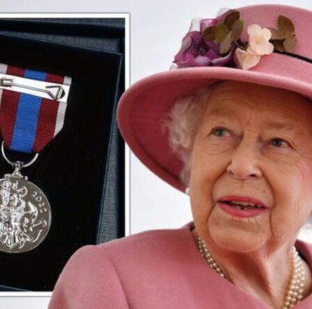 La nouvelle médaille du jubilé de platine de la reine dévoilée - qui obtiendra le prix prestigieux ?