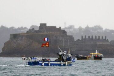 La pêche au Brexit est au bord du gouffre alors que des manifestants français prennent d'assaut la plage d'alimentation électrique de Jersey