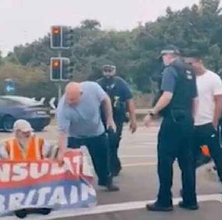 La police a critiqué la «farce» d'Insulate Britain M25 alors que les conducteurs partaient pour éloigner les manifestants