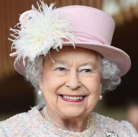 La reine Elizabeth II ravie des commentaires du député sur ses jambes - "La plus belle chose jamais dite !"