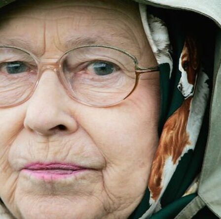 La reine a averti que la monarchie faisait face à un « vrai danger » si la famille royale abandonnait une tradition cruciale