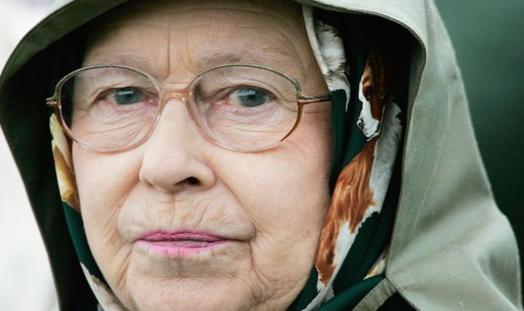 La reine a averti que la monarchie faisait face à un « vrai danger » si la famille royale abandonnait une tradition cruciale
