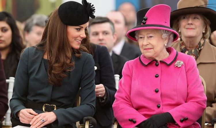 La reine a donné à Kate un honneur spécial pour montrer sa "grande confiance" en la duchesse "Paire de mains sûres!"