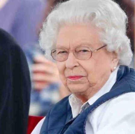 La reine " a grondé Meghan " après sa " crise de colère " - " elle obtient le diadème qu'elle a donné ", selon l'auteur