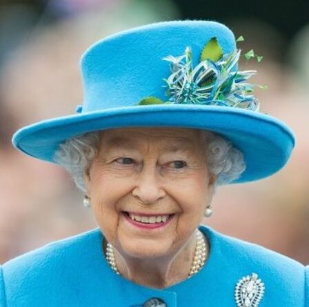 La reine interviendra et guérira « la rupture entre Meghan et Harry avec la famille royale » – « des signes positifs »