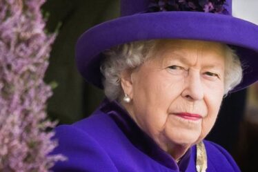 La reine s'est « toujours méfiée » du « grand-père honoraire » du prince Charles, Mountbatten