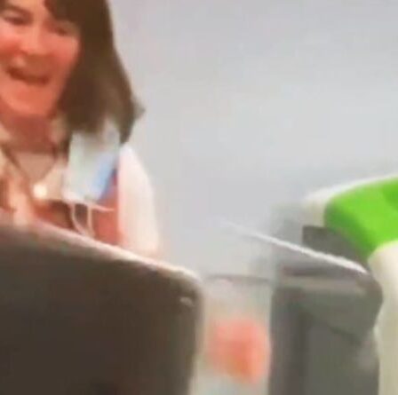 La réunion du conseil de Camden tourne au chaos alors que le local lance le président "Comment F *****NG oses-tu!"