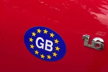 L'autocollant de plaque d'immatriculation GB n'est plus valable à l'étranger : de quoi les conducteurs ont-ils désormais besoin ?