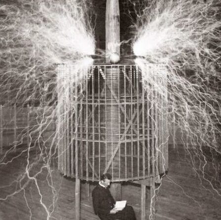 Le "Death Beam" de Tesla prend vie - une nouvelle invention peut faire tomber AVIONS