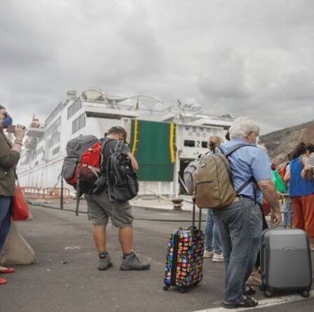 Le chaos des vacances en Espagne pour les touristes alors que le volcan de La Palma provoque le chaos