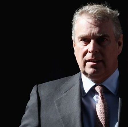 Le prince Andrew, à l'esprit vif, sauve un chien d'une mort imminente en Écosse lors de tensions juridiques