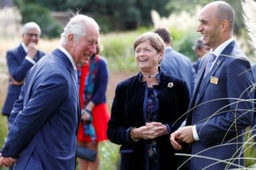 Le prince Charles surprend les pique-niqueurs lors d'une visite «critique» de la biodiversité à Kew Gardens