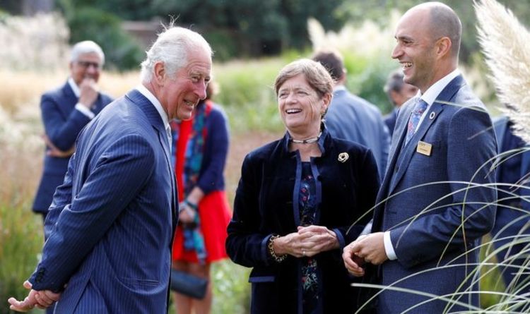 Le prince Charles surprend les pique-niqueurs lors d'une visite «critique» de la biodiversité à Kew Gardens