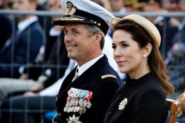 Le prince héritier et la princesse célèbrent la Journée du drapeau national en déposant des couronnes pour les forces armées