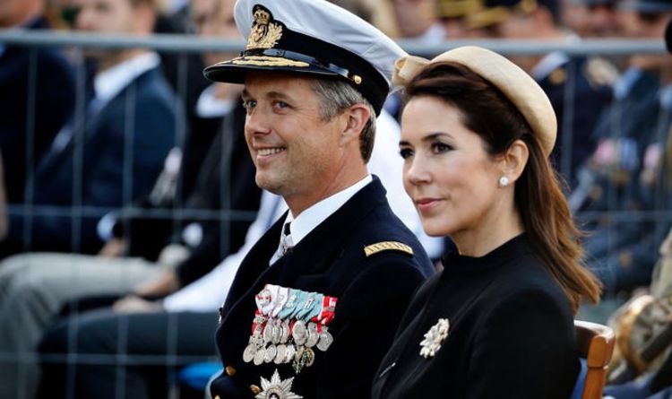 Le prince héritier et la princesse célèbrent la Journée du drapeau national en déposant des couronnes pour les forces armées