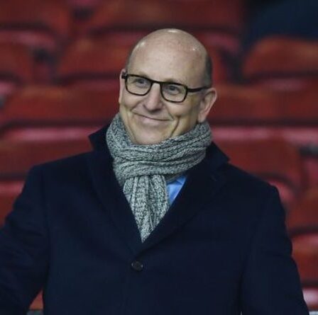 Le propriétaire de Man Utd, Joel Glazer, pose le gant de transfert à John Murtough dans une nouvelle déclaration