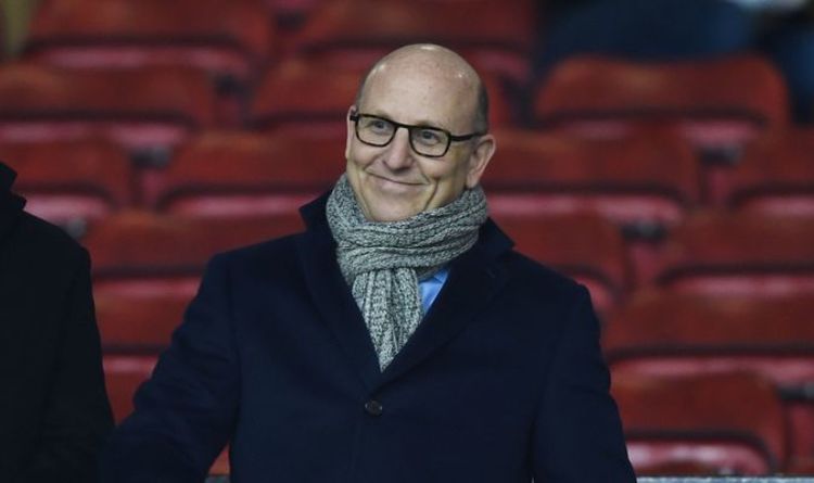 Le propriétaire de Man Utd, Joel Glazer, pose le gant de transfert à John Murtough dans une nouvelle déclaration