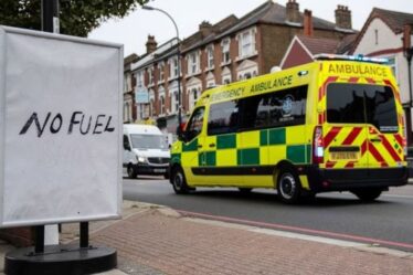 L'équipe d'ambulance est restée bloquée pendant des HEURES après que «l'égoïsme des gens» a généré une pénurie de diesel