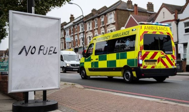 L'équipe d'ambulance est restée bloquée pendant des HEURES après que «l'égoïsme des gens» a généré une pénurie de diesel