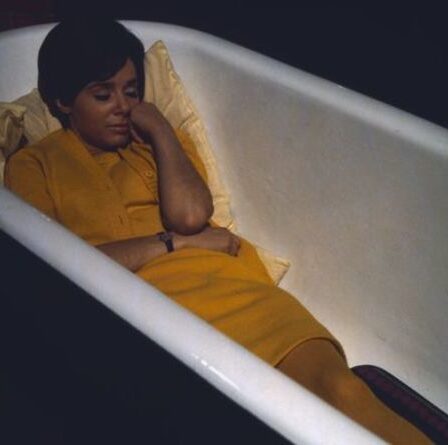 Les choses les plus étranges que les Britanniques font dans la salle de bain - y compris le petit-déjeuner sous la douche