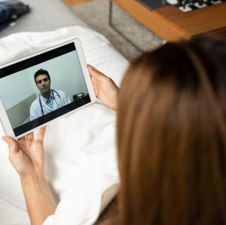 Les consultations virtuelles sont « dangereuses » – l'ancien médecin de Queen exige que les médecins généralistes voient à nouveau les patients