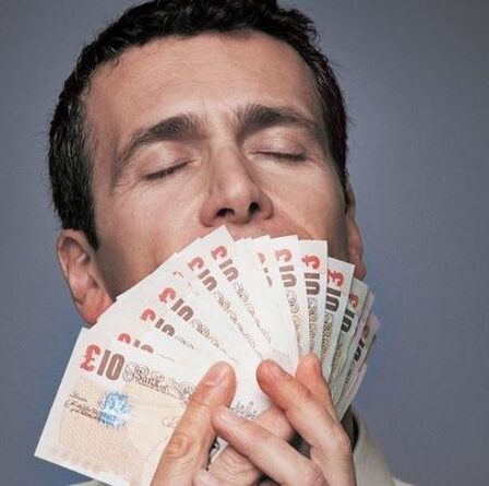 Les demandeurs de prestations DWP pourraient avoir droit à une augmentation de paiement de 1 500 £ - êtes-vous éligible?