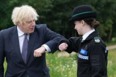 Les dépenses de la police atteignent les plus hauts niveaux en une décennie alors que Boris soutient les bobbies avec 21,49 milliards de livres sterling