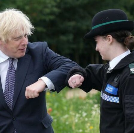 Les dépenses de la police atteignent les plus hauts niveaux en une décennie alors que Boris soutient les bobbies avec 21,49 milliards de livres sterling
