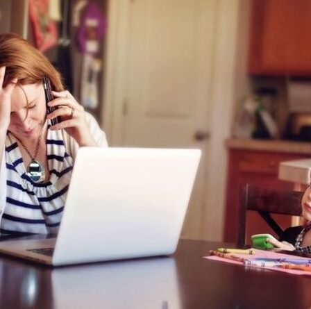 Les employés de magasin et les soignants sur le crédit universel risquent de perdre près de 2 000 £ par rapport au mois prochain