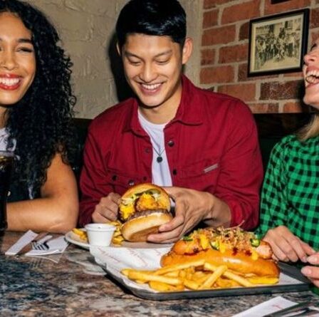 Les étudiants pourraient obtenir des frais universitaires de 9 250 £ GRATUITS - plus un bon d'alimentation de 500 £