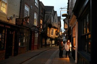 Les fans de Harry Potter affluent à York pour visiter la tristement célèbre rue qui a inspiré le Chemin de Traverse