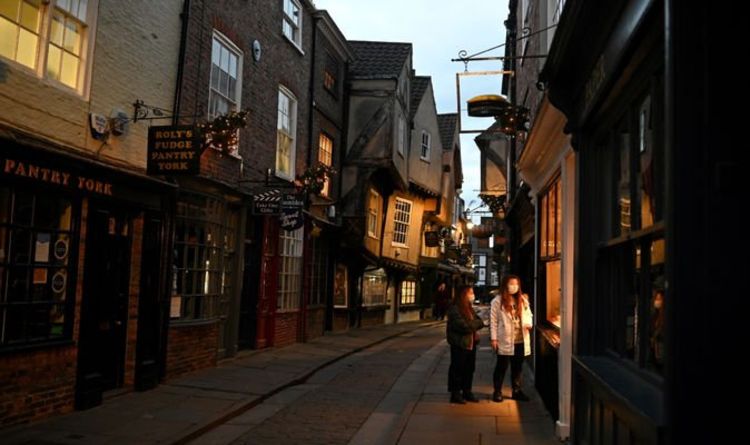 Les fans de Harry Potter affluent à York pour visiter la tristement célèbre rue qui a inspiré le Chemin de Traverse