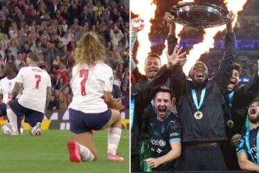 Les joueurs de Soccer Aid se mettent à genoux avant le coup d'envoi d'un match de charité d'ITV