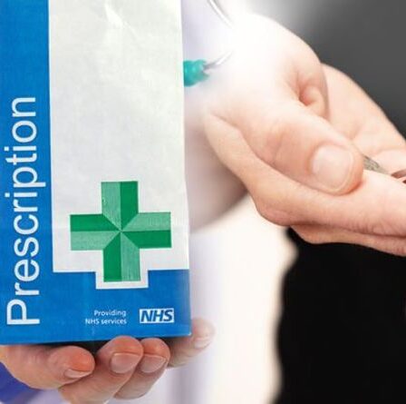 Les plus de 60 ans doivent payer pour des ordonnances dans le cadre du changement du NHS - qui peut les obtenir gratuitement ?