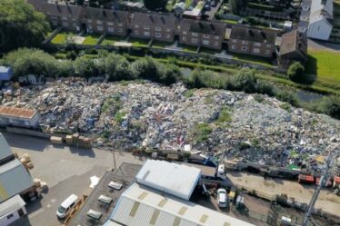 Les résidents furieux devant une montagne de 30 pieds d'ordures déversées de leurs maisons
