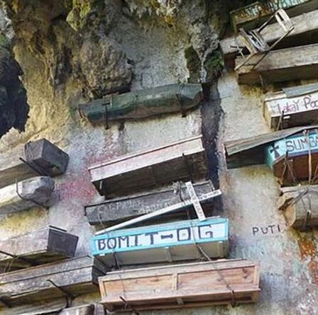 Les rituels funéraires inhabituels du monde entier incluent des cercueils suspendus et des strip-teaseuses