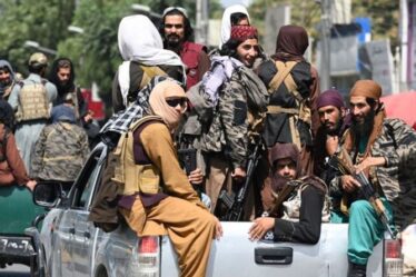 Les talibans prennent le contrôle de l'ambassade de Norvège en détruisant des bouteilles de vin et des livres pour enfants