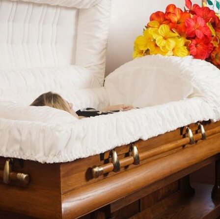 Les tenues funéraires les plus folles vues par un directeur de pompes funèbres : des robes de mariée aux costumes du Père Noël