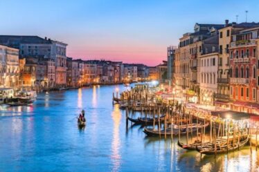 Les voyageurs de Venise devront pré-réserver car la ville "gémit sous le poids des touristes"