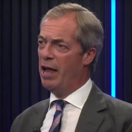 « L'homme est une honte !  Farage détruit Michel Barnier pour les commentaires de l'UE sur un "acte d'hypocrisie"