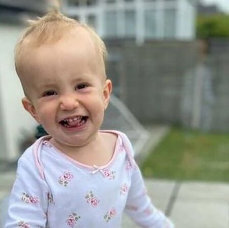 L'horreur de maman alors qu'une petite fille est gravement endommagée au cerveau après un accident de pataugeoire